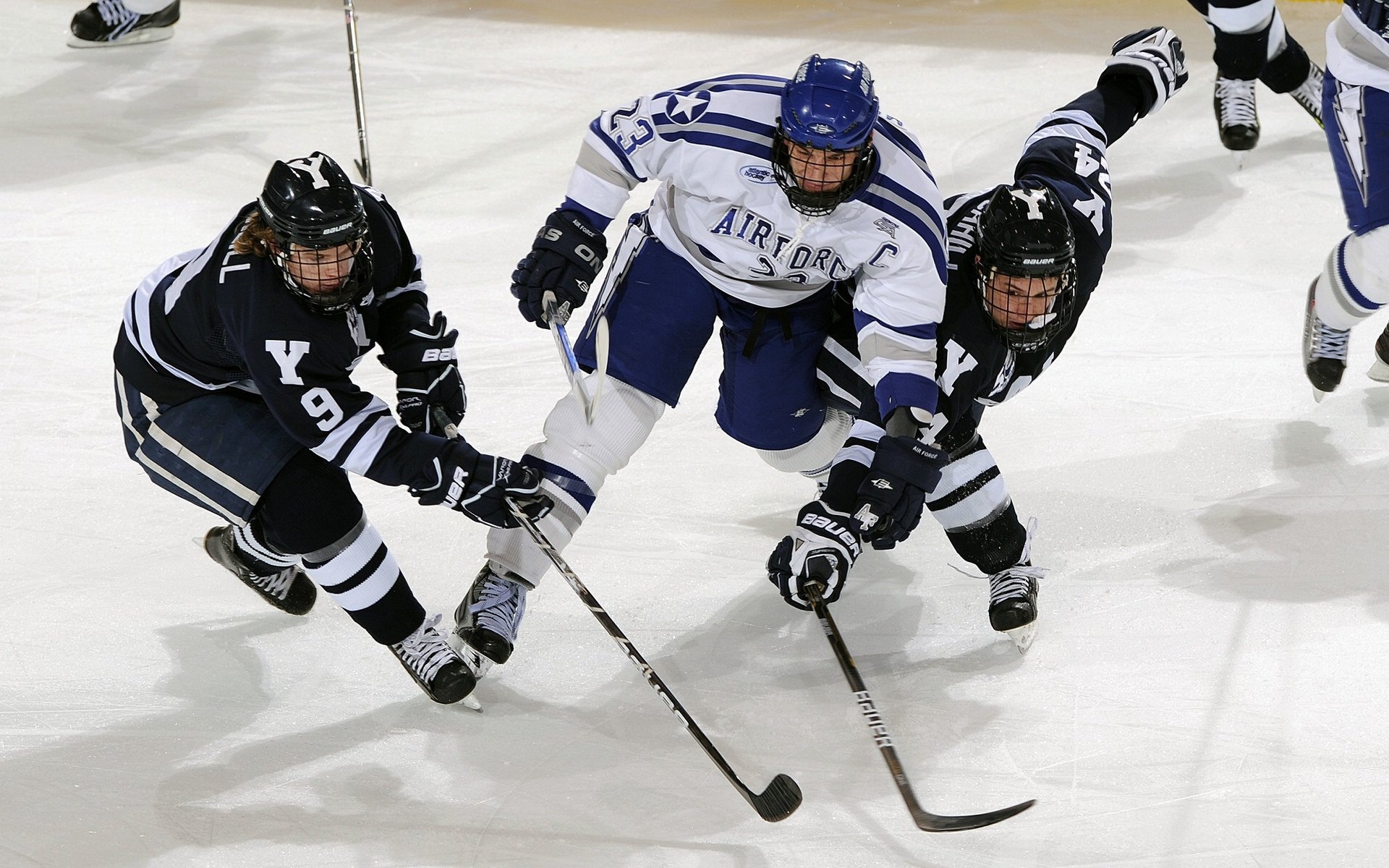 欧冠首回合爆出冷门！AC米兰小胜马德里竞技，争冠形势突变